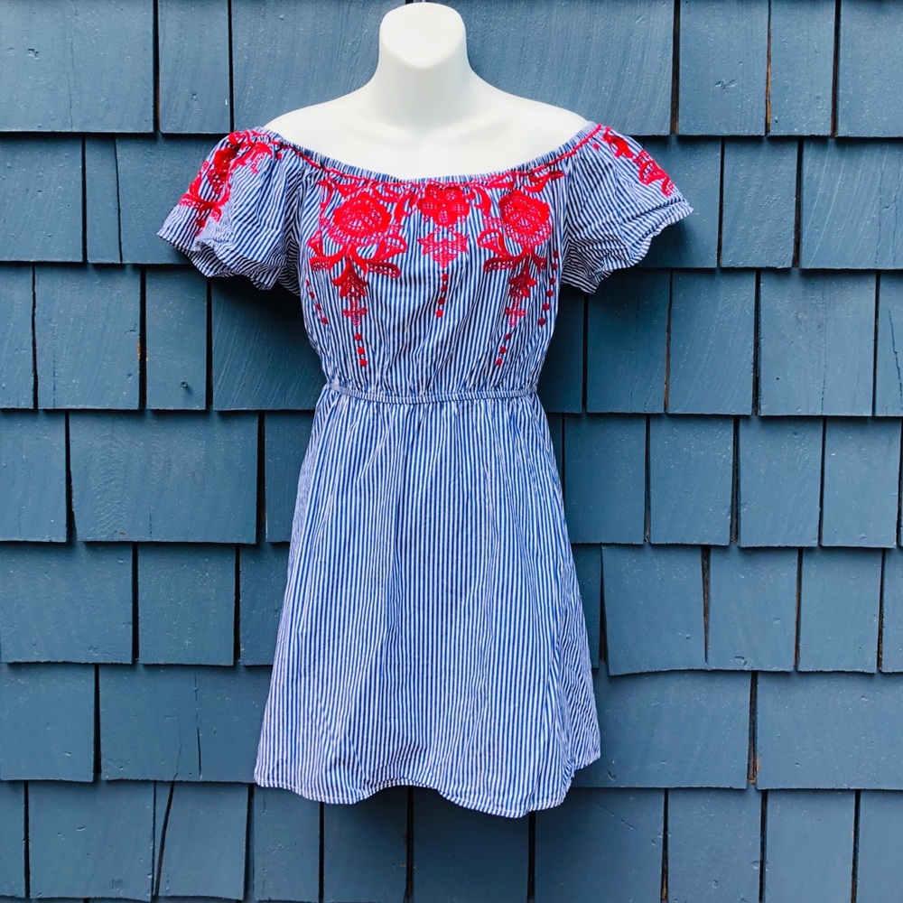 seersucker boutique dress with dress floral detail